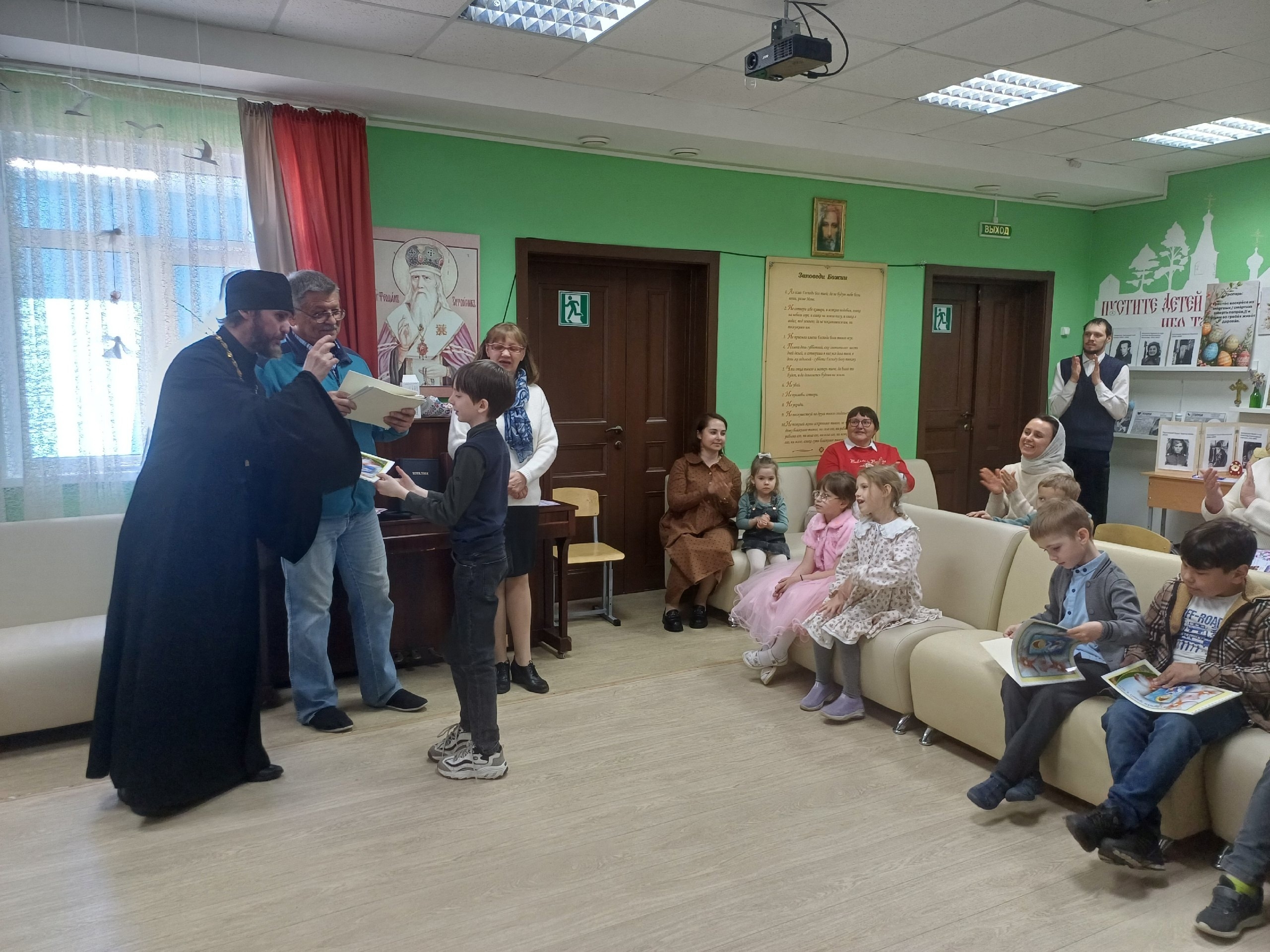ВЫПУСКНОЙ В ВОСКРЕСНОЙ ШКОЛЕ ПОКРОВСКОГО ХРАМА Г. ТРЕХГОРНЫЙ